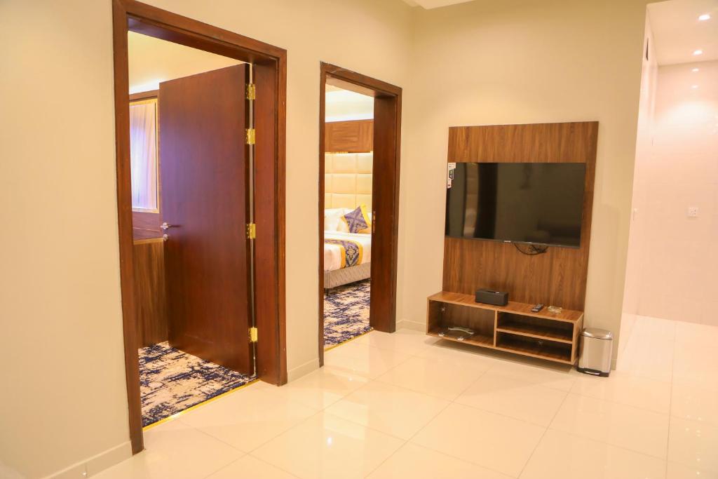 TV a/nebo společenská místnost v ubytování Oriens Hotel