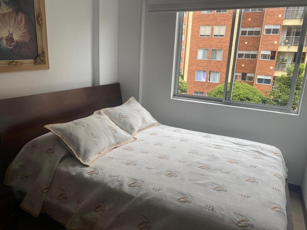 1 cama con almohada y 1 ventana en el dormitorio en Apartamento en Pereira excelente ubicación, en Pereira