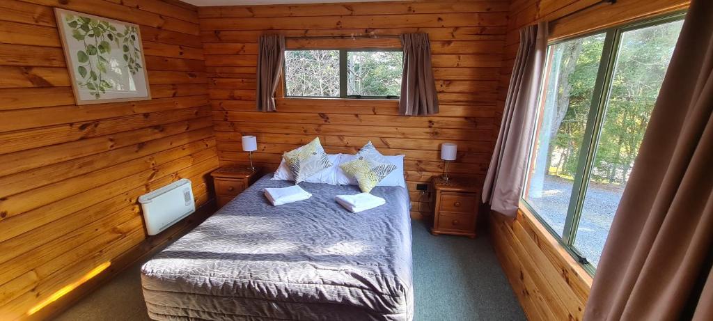 Postel nebo postele na pokoji v ubytování Forest Peak Motel