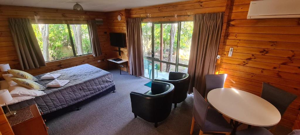 Postel nebo postele na pokoji v ubytování Forest Peak Motel