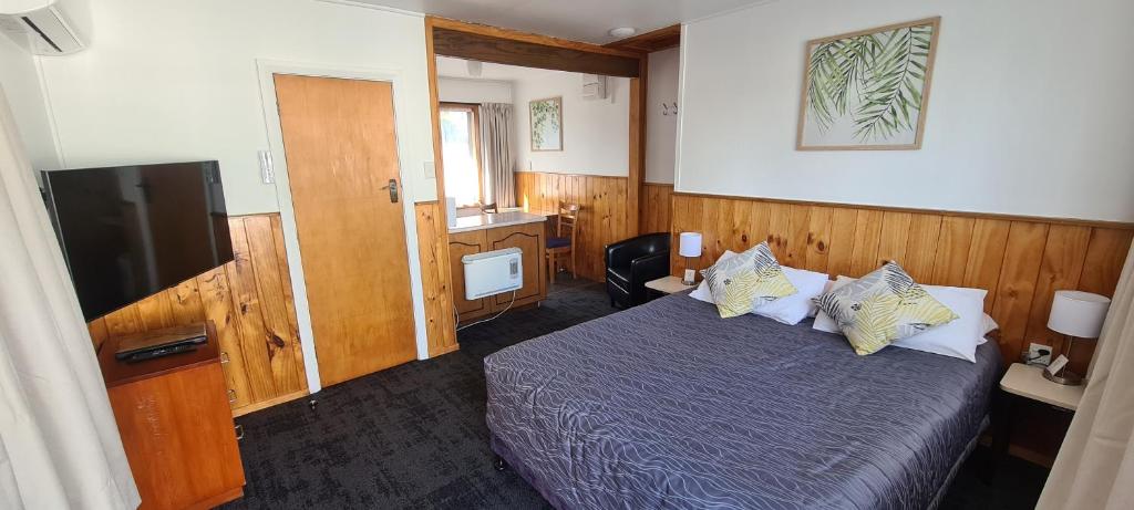 Postel nebo postele na pokoji v ubytování Forest Peak Motel