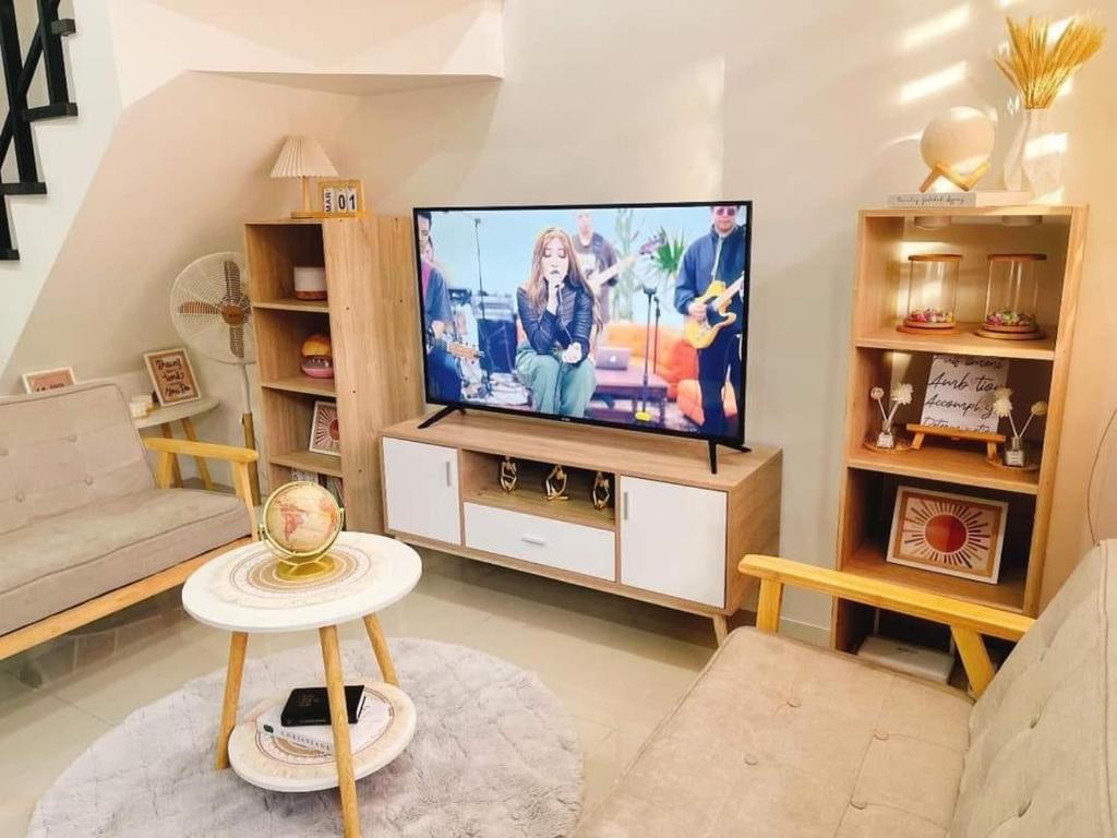 salon z telewizorem z płaskim ekranem w obiekcie Masha Bear Residence w mieście Rodriguez