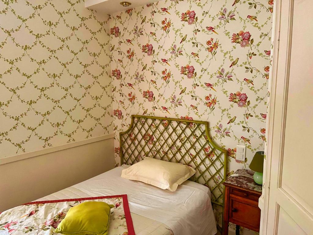 Una cama o camas en una habitaci&oacute;n de LE JARDIN DU VENDOME