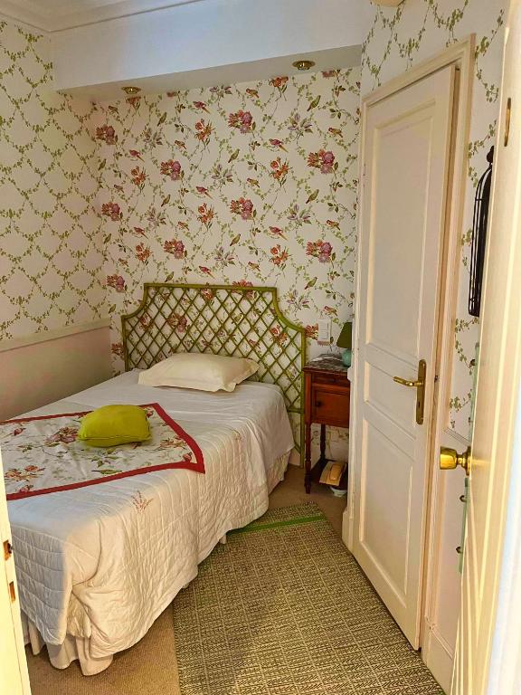Una cama o camas en una habitaci&oacute;n de LE JARDIN DU VENDOME