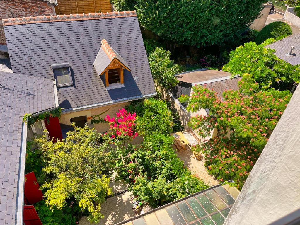 an overhead view of a house with a garden at LE JARDIN DU VENDOME in Tours