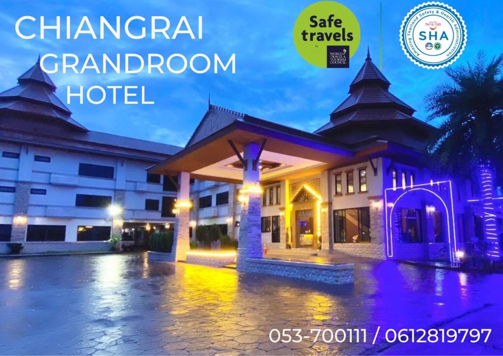uma representação de um hotel à noite em Chiangrai Grand Room Hotel em Chiang Rai