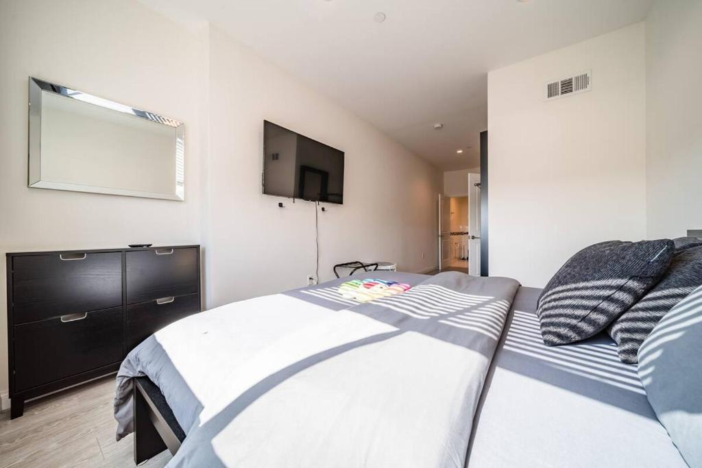 Posteľ alebo postele v izbe v ubytovaní Hype Inspired Urban Escape 3 Bed by Sofi and LAX