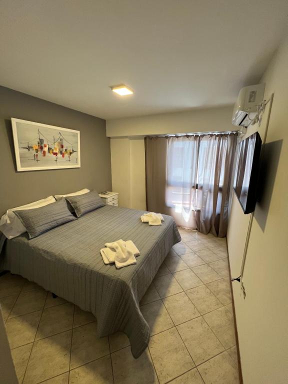 um quarto com uma cama com duas toalhas em SUPER UBICACIÓN NUEVA CÓRDOBA em Córdoba