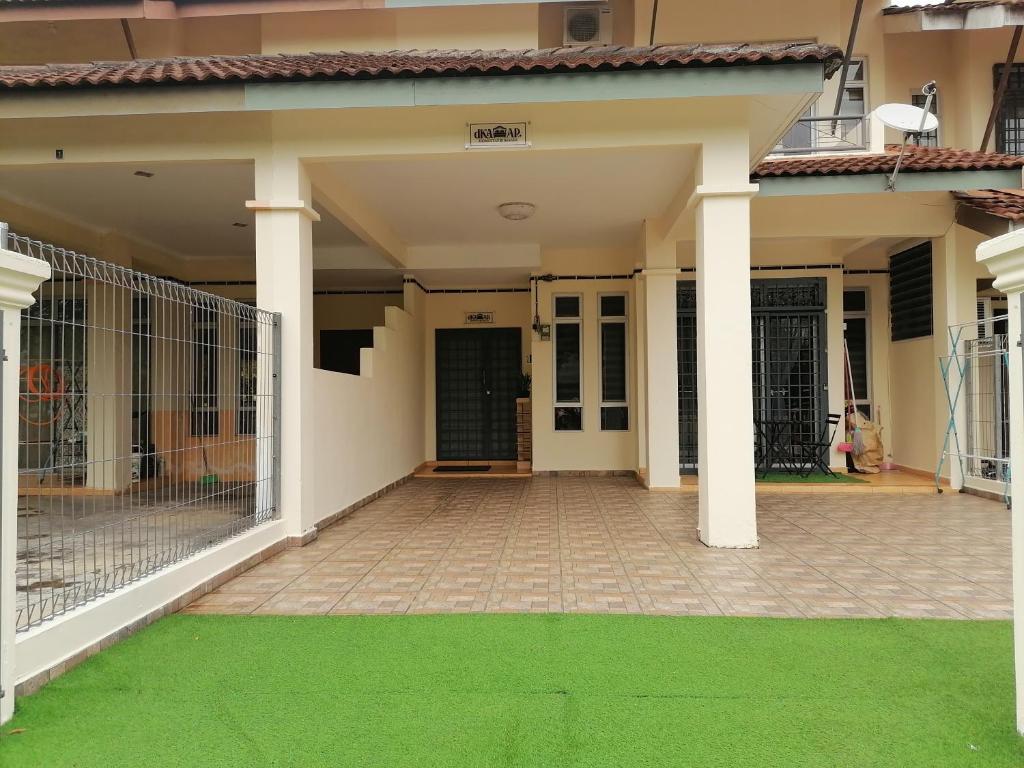 DKAMAR Homestay At Desaru, Fully Aircond, WiFi, Coway, Street View 4 min to Desaru Beach