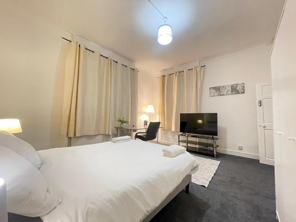 Spacious private room in Stratford