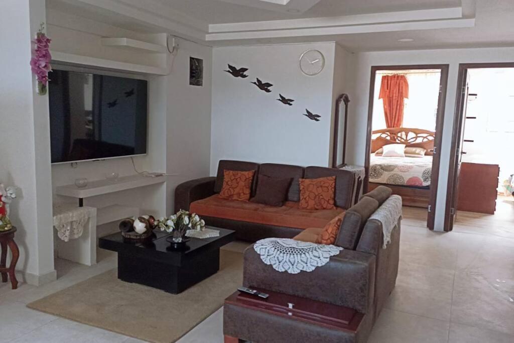 un soggiorno con divano e tavolo di la casa hermosa a Quito