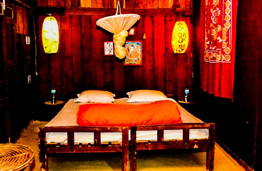Postel nebo postele na pokoji v ubytování Shanta Ghar A Rustic Guesthouse