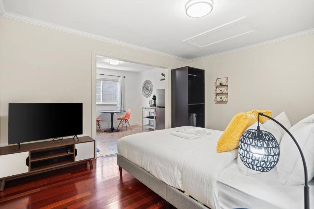 Lovely Relaxing Private 2BR House or Studio Near Westlake - Housity