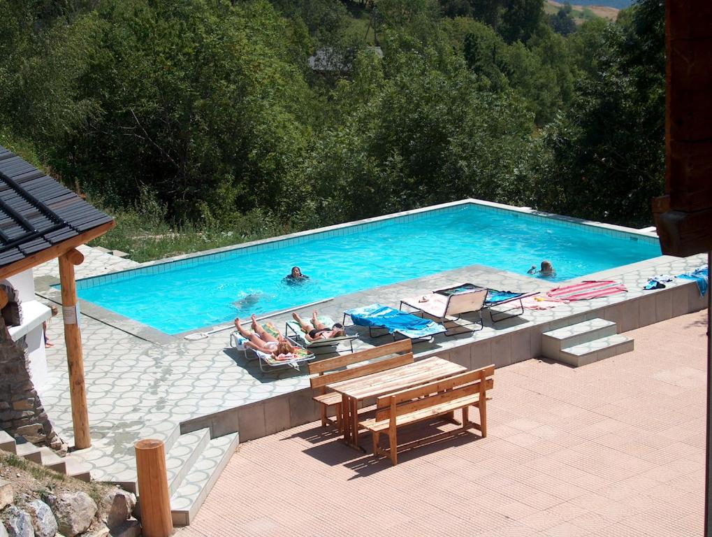 una vista aérea de una piscina con gente en ella en Wohnung mit 4 Schlafzimmer, en Guttet-Feschel