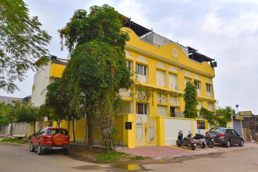 un edificio amarillo con motocicletas estacionadas frente a él en Jaipur Nobel, en Jaipur