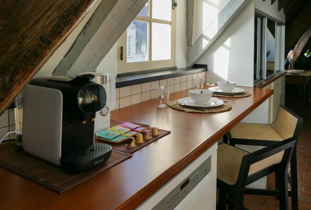 a kitchen with a counter with a computer on it at Suite Toussaint - Calme &amp; Authentique in Angers