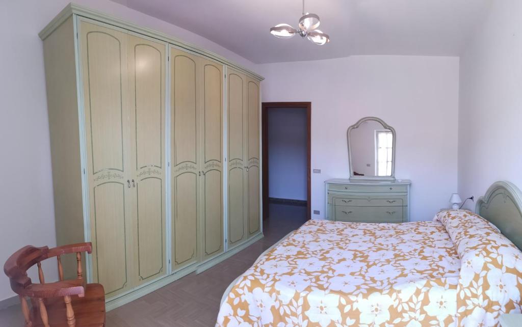 1 dormitorio con cama, tocador y espejo en Le Palme di Riace 2, en Riace Marina