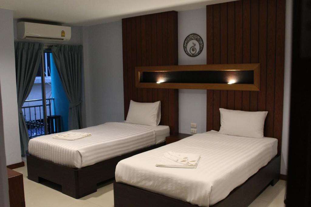 Postel nebo postele na pokoji v ubytování Cokoon Deva Patong Hotel