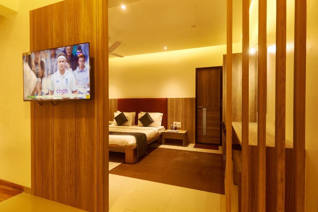 TV a/nebo společenská místnost v ubytování Hotel Anand Heritage