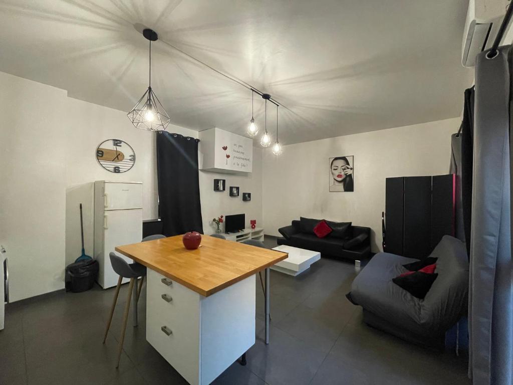 une cuisine et un salon avec une table et un canapé dans l'établissement Spacieux F2 climatisé proche de la mer, à Antibes