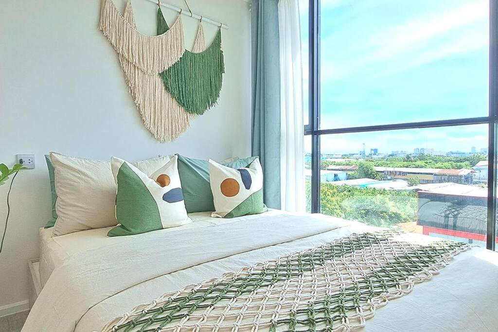Postel nebo postele na pokoji v ubytování OLIVE SKY @ ATMOZ BANGNA (SI IAM MRT.)