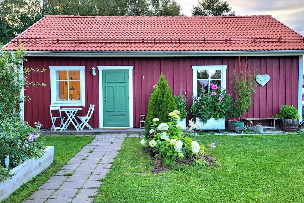 Zahrada ubytování Cabin located in a traditionally Swedish setting!