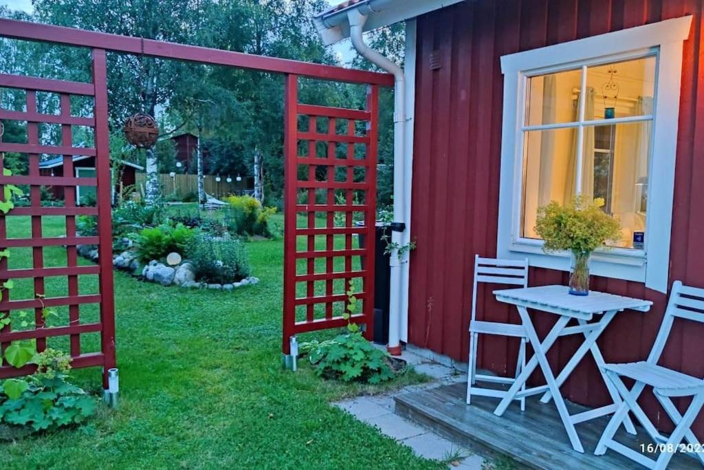 Zahrada ubytování Cabin located in a traditionally Swedish setting!