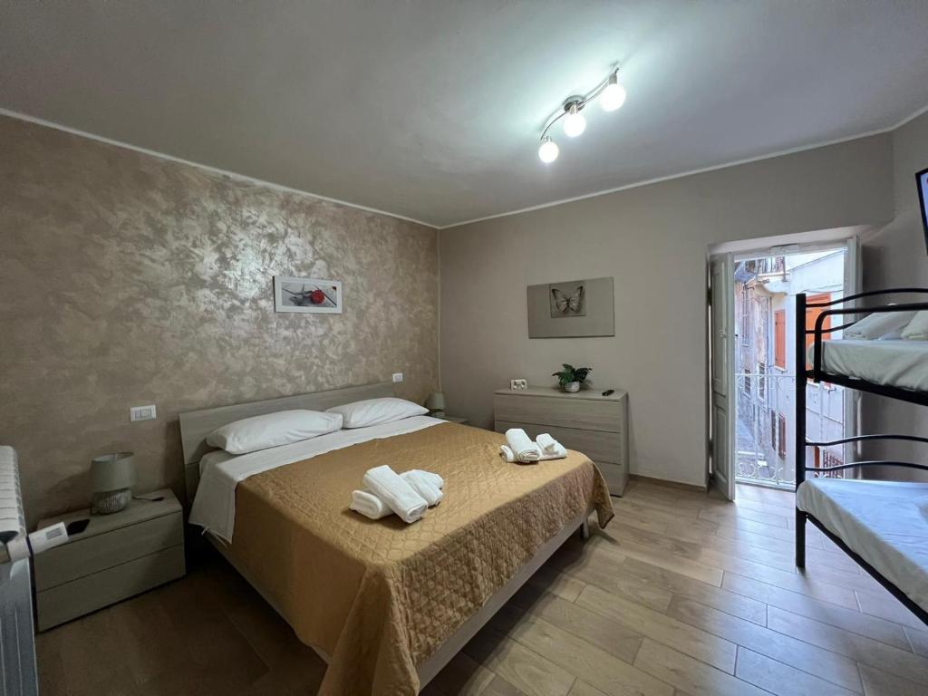 ein Schlafzimmer mit einem Bett mit zwei Handtüchern darauf in der Unterkunft Giadahouse in Vico nel Lazio