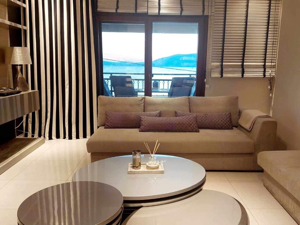 een woonkamer met een bank en een tafel bij Mary's Luxury Apartment in Agria