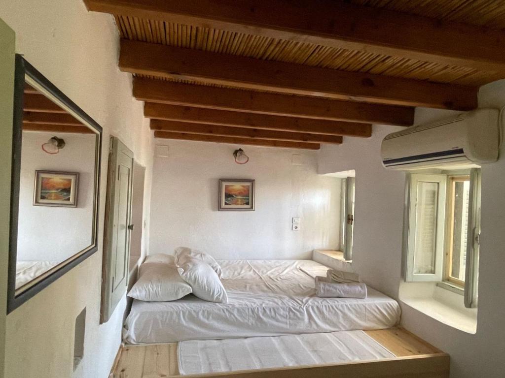 Postel nebo postele na pokoji v ubytování Petrino 2 - Traditional Lerian House