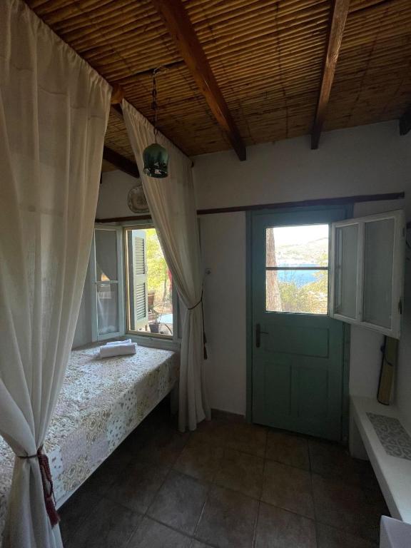 Postel nebo postele na pokoji v ubytování Petrino 2 - Traditional Lerian House