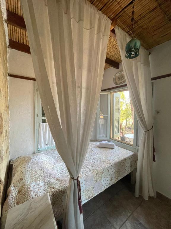 Postel nebo postele na pokoji v ubytování Petrino 2 - Traditional Lerian House