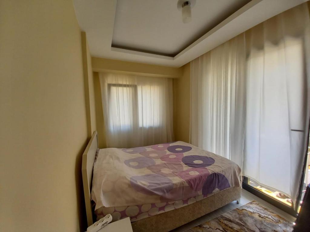 - une chambre avec un lit et une fenêtre dans l'établissement kusadası, davutlar mah. 1+1 mobilyalı site içinde yazlık daire, à Kusadası