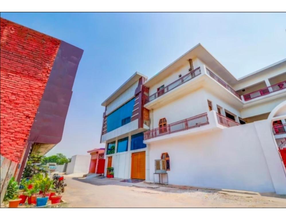 een gebouw met kleurrijke balkons aan de zijkant bij Vishesh Resort, Lucknow in Lucknow