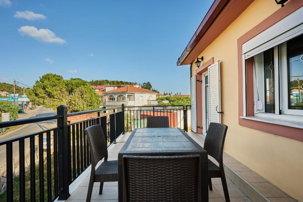 a table and chairs on the balcony of a house at Villa Roxa Montuoso in Agios Leon