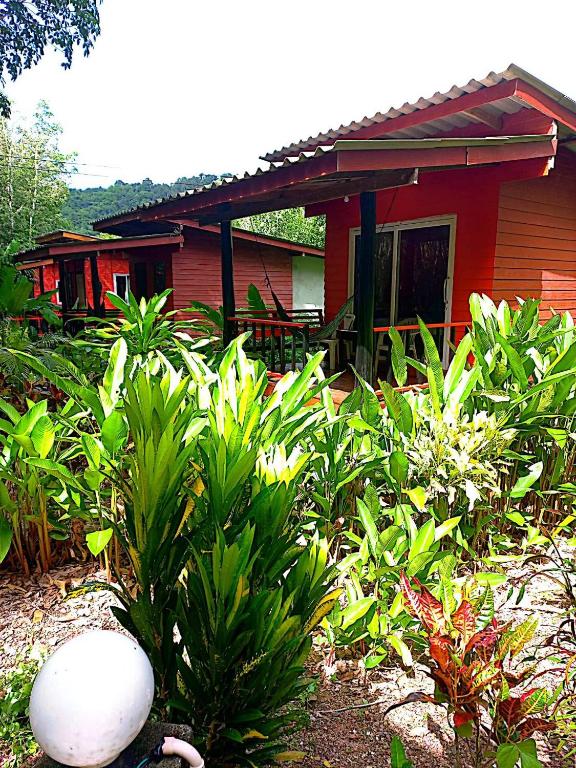 Zahrada ubytování Lanta Maikeaw Bungalow