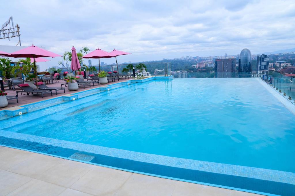 een groot zwembad bovenop een gebouw bij Exquisite 2BD at Skynest Residences with rooftop heated pool in Nairobi