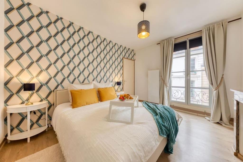 une chambre avec un grand lit blanc et une fenêtre dans l'établissement Le Lumineux 50 m² Gare/château/wifi/Netflix, à Versailles