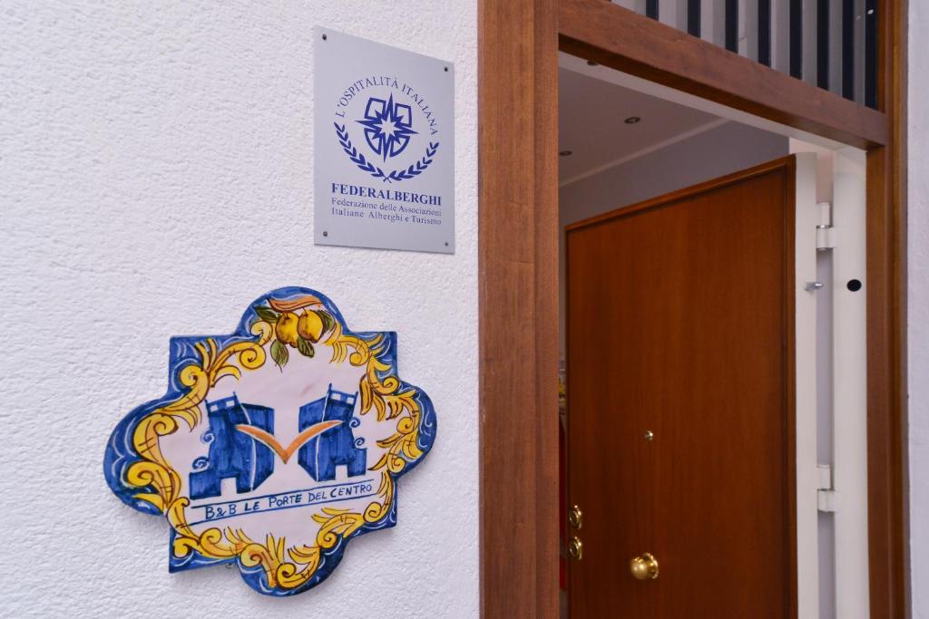 znak na ścianie obok drzwi w obiekcie B&B Le Porte Del Centro w mieście Palermo