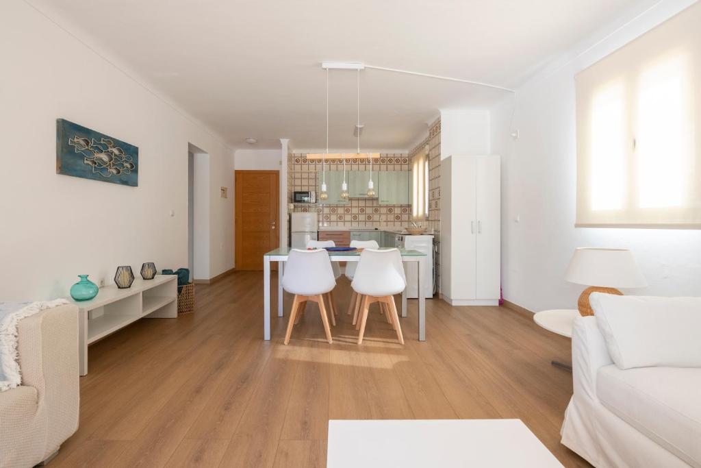 Kuchyň nebo kuchyňský kout v ubytování Apartamentos Catalina