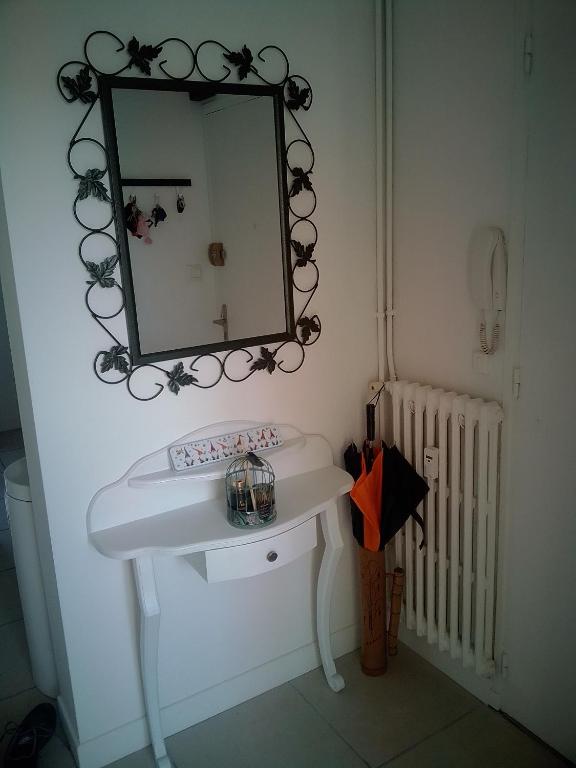 une salle de bain avec un lavabo blanc et un miroir dans l'établissement pont de l'aube, à Avignon