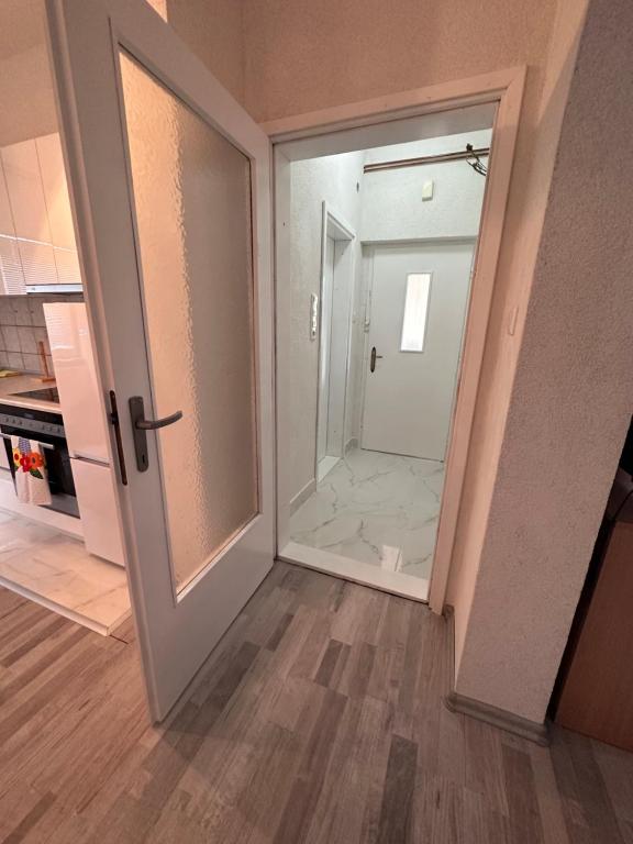 een lege kamer met een deur en een spiegel bij Apartment Rea Ilidža 2 in Sarajevo