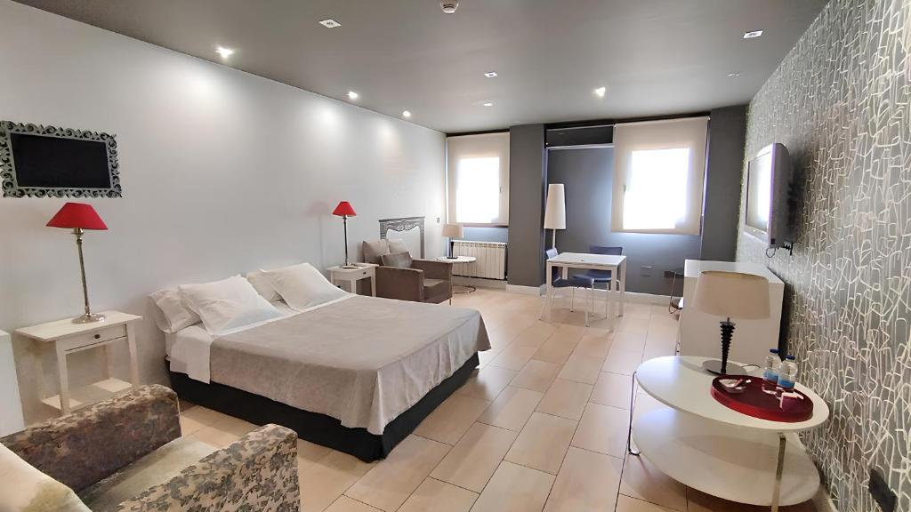1 dormitorio con 1 cama y sala de estar en Apartahotel Comforsuite en Boecillo