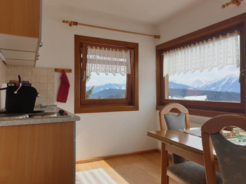 Výhľad na hory alebo výhľad na hory priamo z of the bed and breakfast
