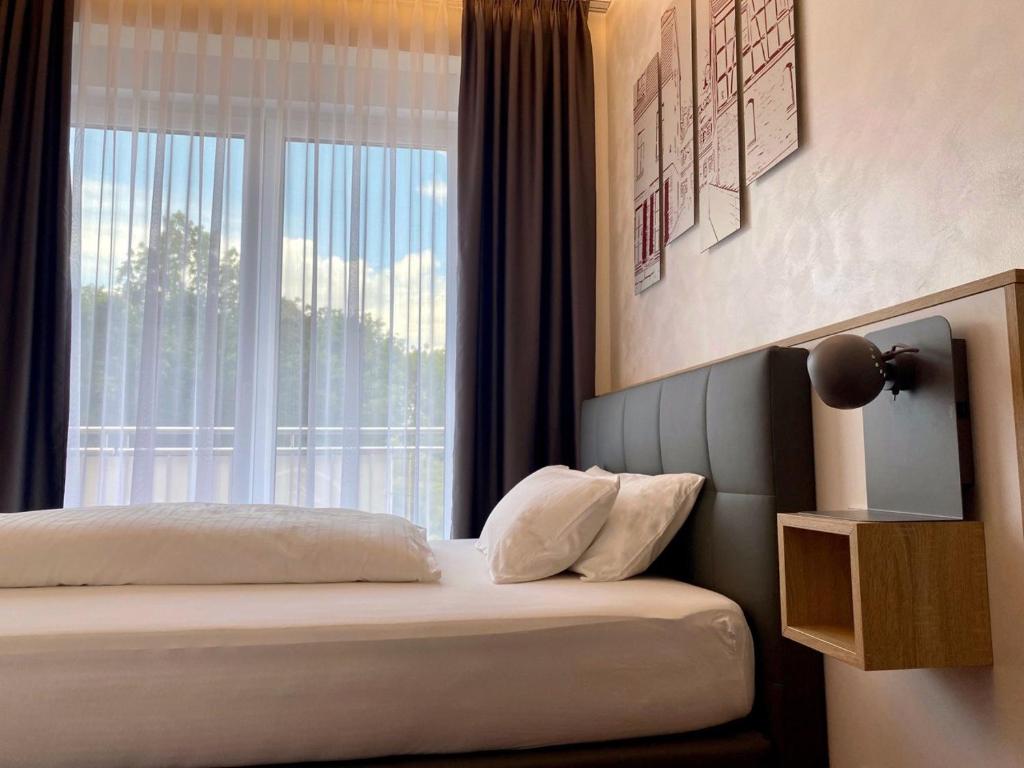Postel nebo postele na pokoji v ubytování Hotel am Waldkasino