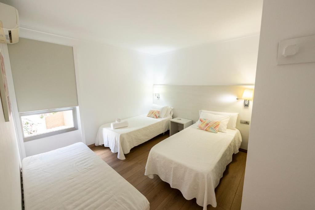 Postel nebo postele na pokoji v ubytování Apartamentos Catalina