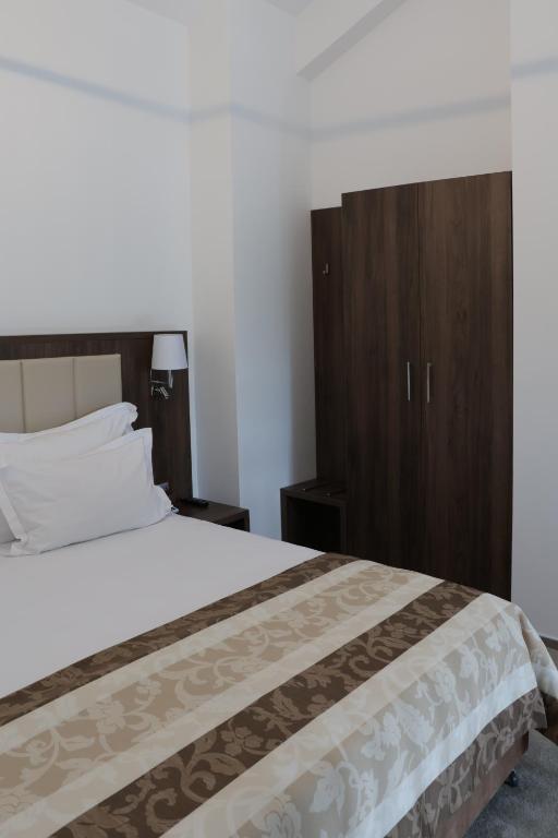 Hotel McPietroasa - Duplex Apartment With Pool View