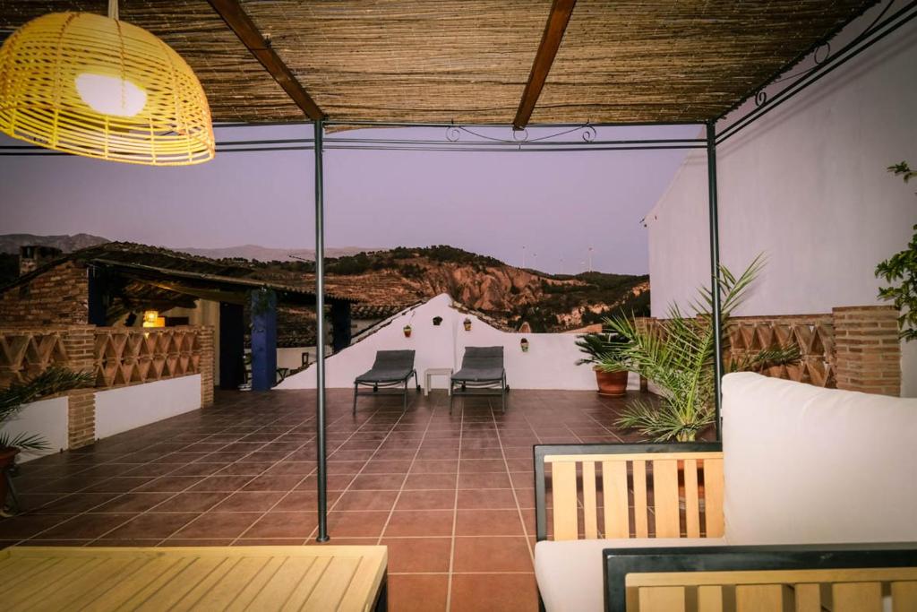 d'une terrasse avec des chaises et une vue sur la montagne. dans l'établissement B&B La Granadilla, à Cónchar