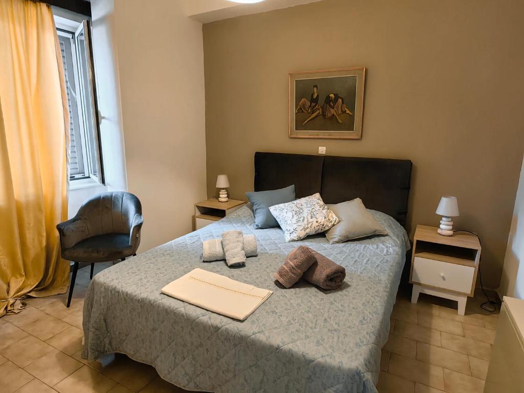 斯巴達的住宿－Leonidas Private Apartment in Sparta，一间卧室配有一张床,上面有两条毛巾