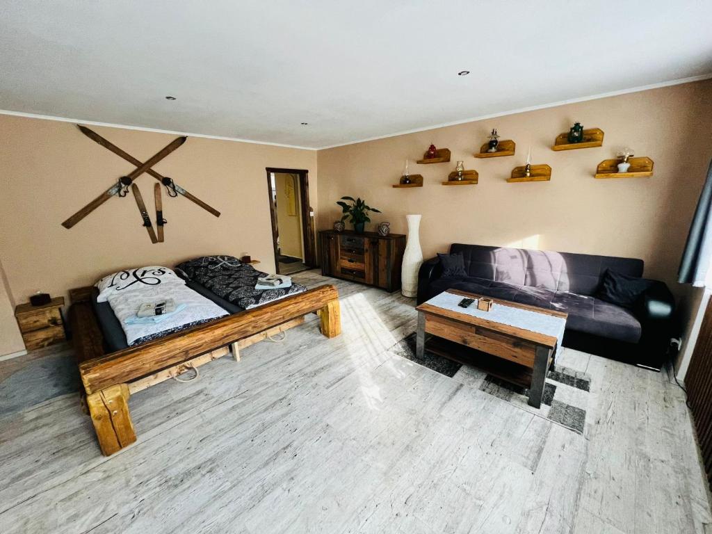 uma sala de estar com um sofá e uma mesa em Apartmán Houmr em Jáchymov